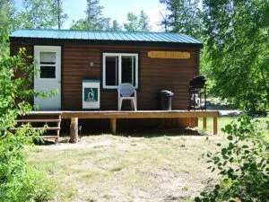 Le chalet Le Colibri dispose d'une galerie extérieure avec un barbecue et une chaise.