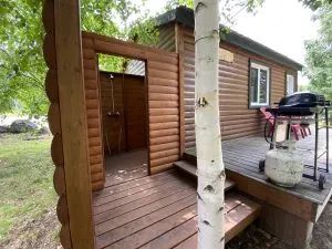 La galerie du chalet Le Geai bleu est équipée d'une douche extérieure et d'un barbecue au propane.