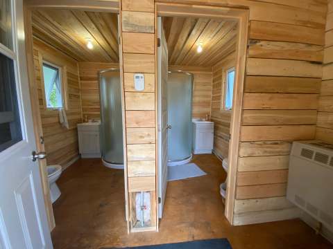 Vue sur les deux salles de bain privées attenantes à la yourte.