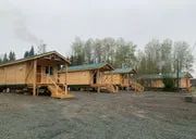 Nos chalets en bois sont alignés sur un terrain dégagé près de la forêt.