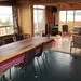 La salle à manger lumineuse du chalet avec une grande table et une vue sur l'extérieur.