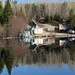 Le Hibou cabin is located on the waterfront, surrounded by the forest.