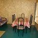 La salle à manger du chalet comprend une table avec quatre chaises.