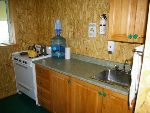Vue de la cuisine fonctionnelle dans le chalet L'Épervier.