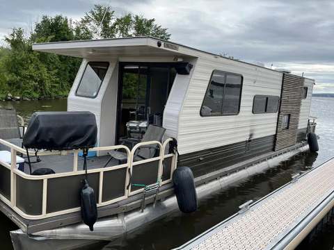 L'Eau-Tel St-Pierre houseboat – Pourvoirie du Lac St-Pierre