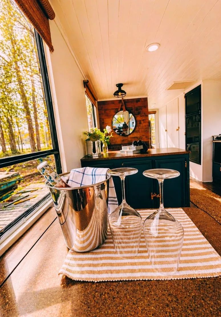 Vue sur l'intérieur lumineux du chalet avec comptoir aménagé pour un moment de détente.