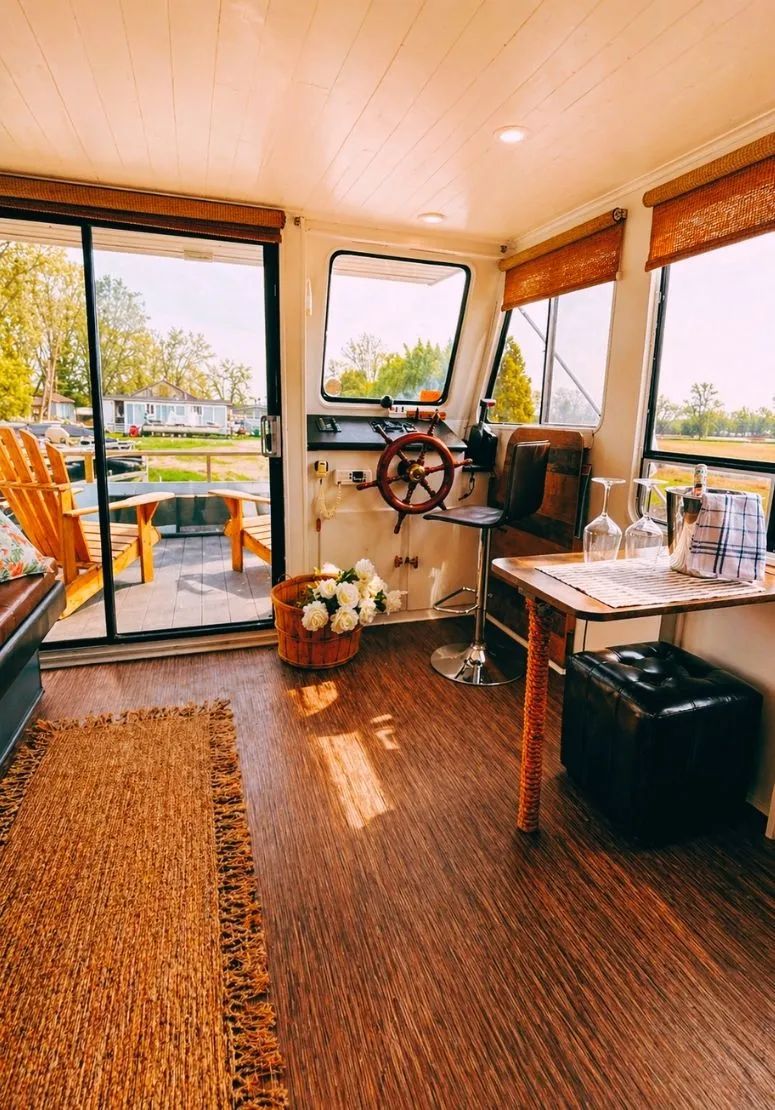L'intérieur aménagé de l'Eau-Tel St-Pierre avec vue sur la terrasse extérieure.