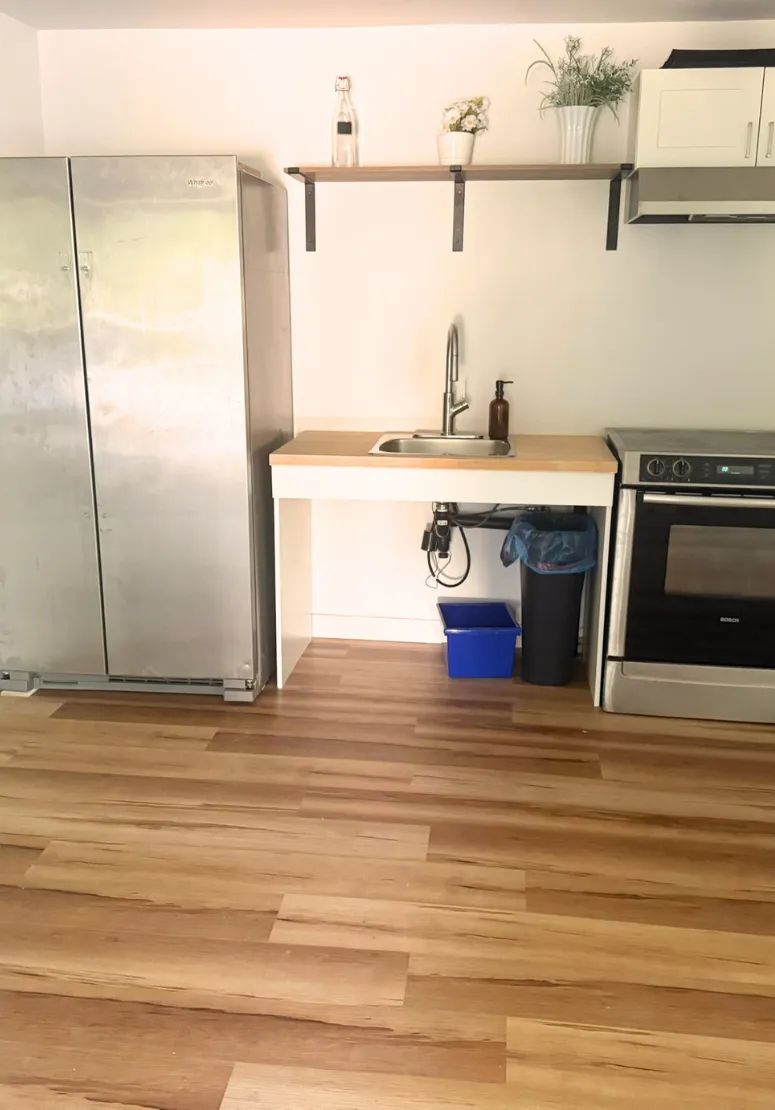 La cuisine fonctionnelle du chalet comprend un réfrigérateur, une cuisinière et un évier.