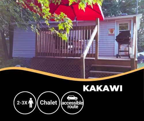 La galerie extérieure du chalet Kakawi est équipée d'un parasol et d'un barbecue.