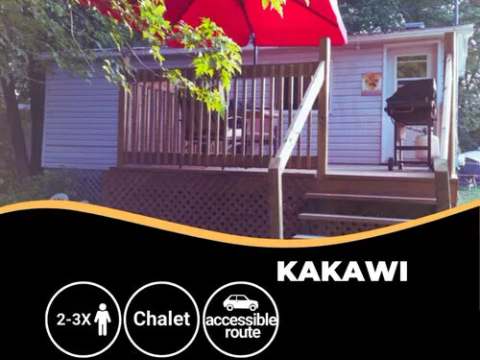 La galerie extérieure du chalet Kakawi est équipée d'un parasol et d'un barbecue.