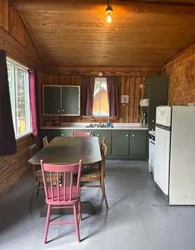 View of the kitchen and dining area in the Le Montagnais cabin.
