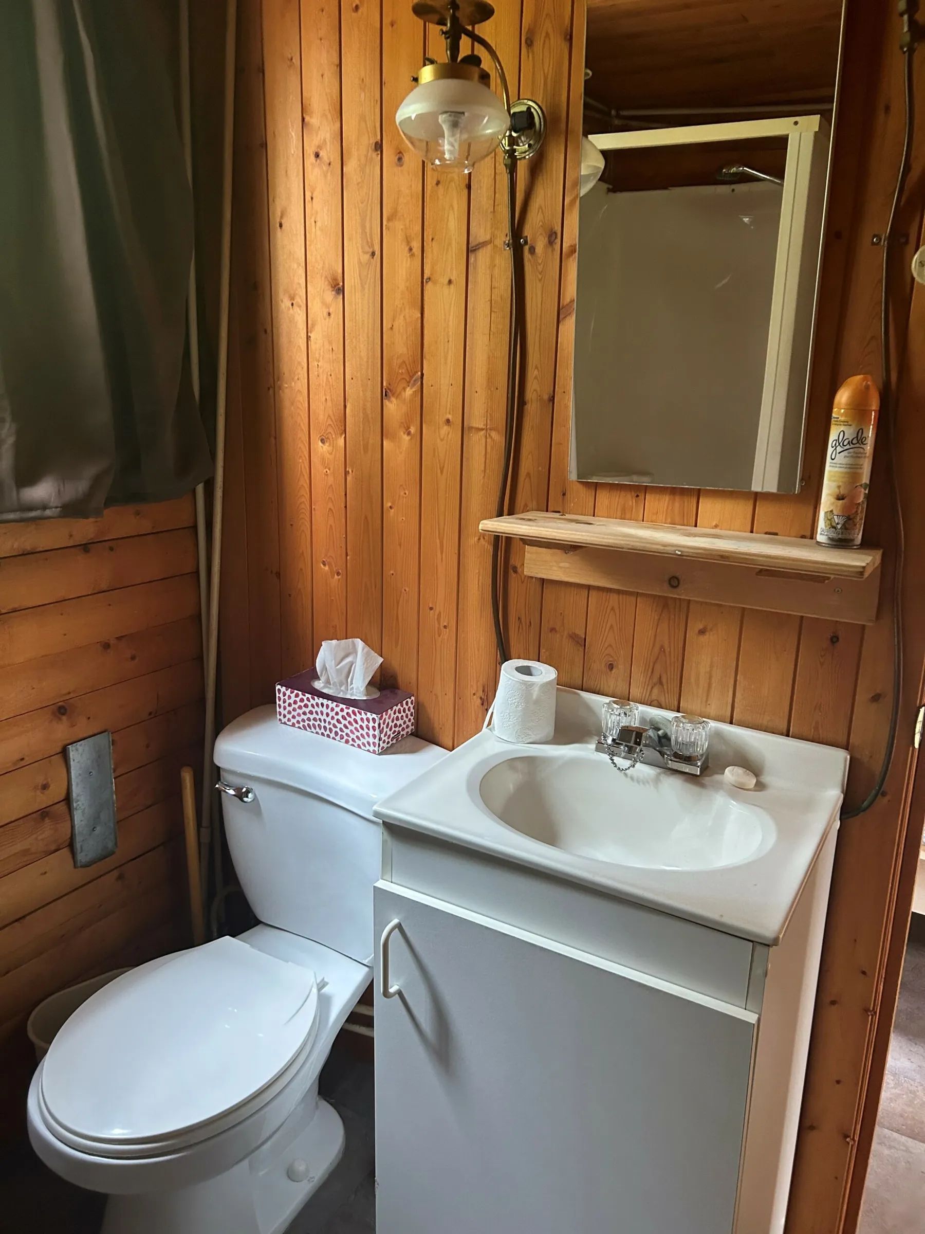 Vue de la salle de bain fonctionnelle avec ses murs en lambris de bois au chalet Le Trappeur.