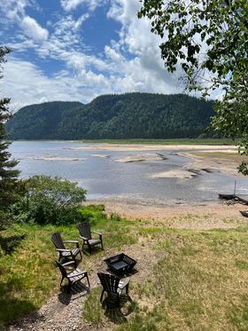 Profitez de la vue sur le lac et du coin feu aménagé devant le chalet Le Montagnais.