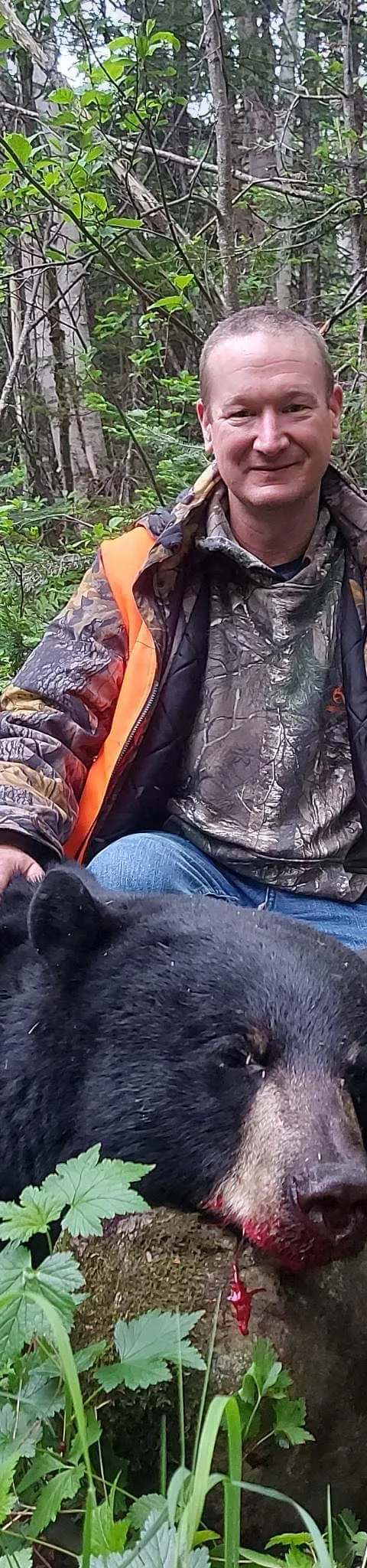 Chasseur avec sa prise d'ours noir à la pourvoirie chez Pourvoirie Duhamel, Saguenay-Lac-Saint-Jean, Québec