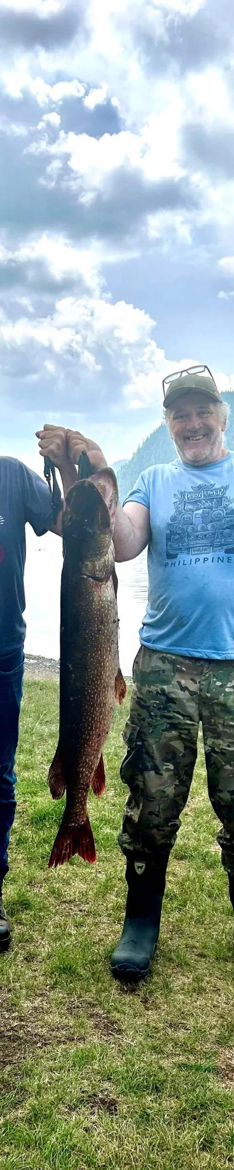 Pêcheurs fiers de leurs captures chez Pourvoirie Duhamel, Saguenay-Lac-Saint-Jean, Québec