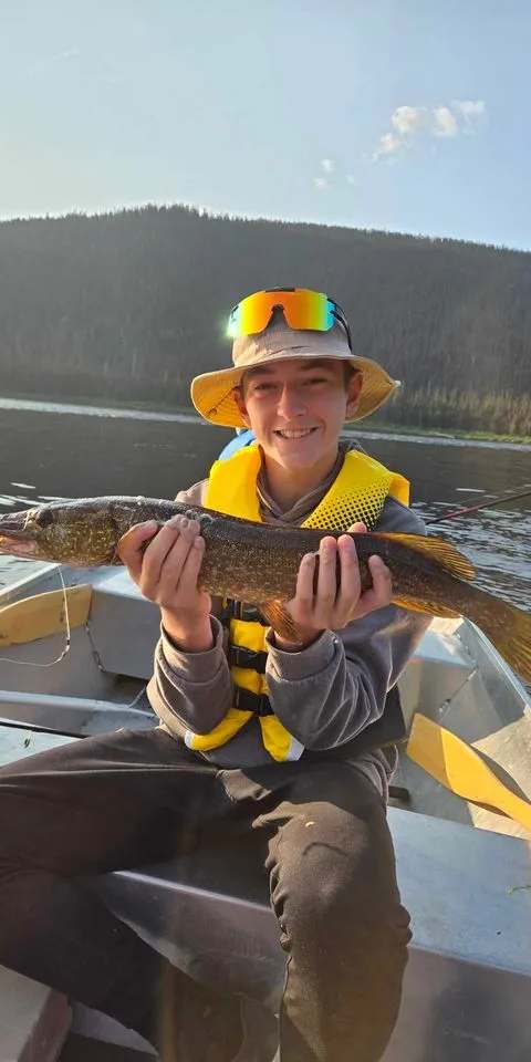 Prise de pêche au bord de l'eau chez Pourvoirie Duhamel, Saguenay-Lac-Saint-Jean, Québec