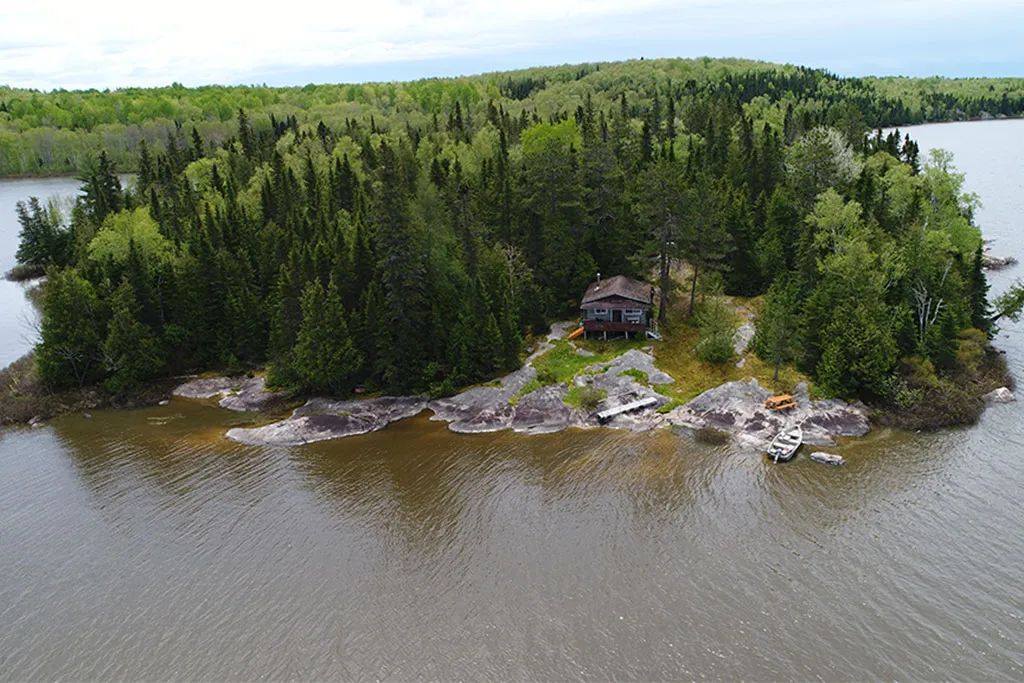 Chalet sur l'île — Pourvoirie Dulong – Pourvoirie Dulong