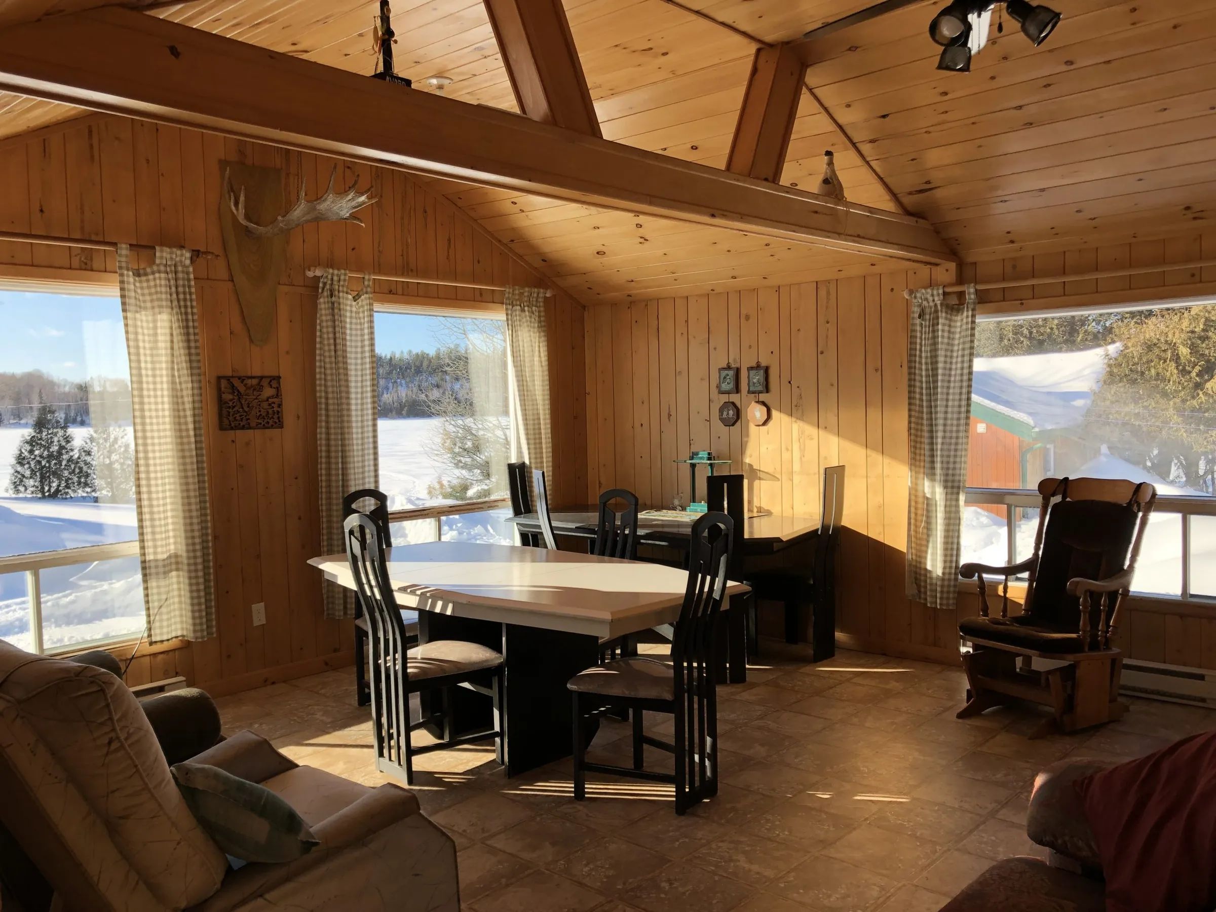 Fully equipped main house cabin — Pourvoirie Dulong – Pourvoirie Dulong