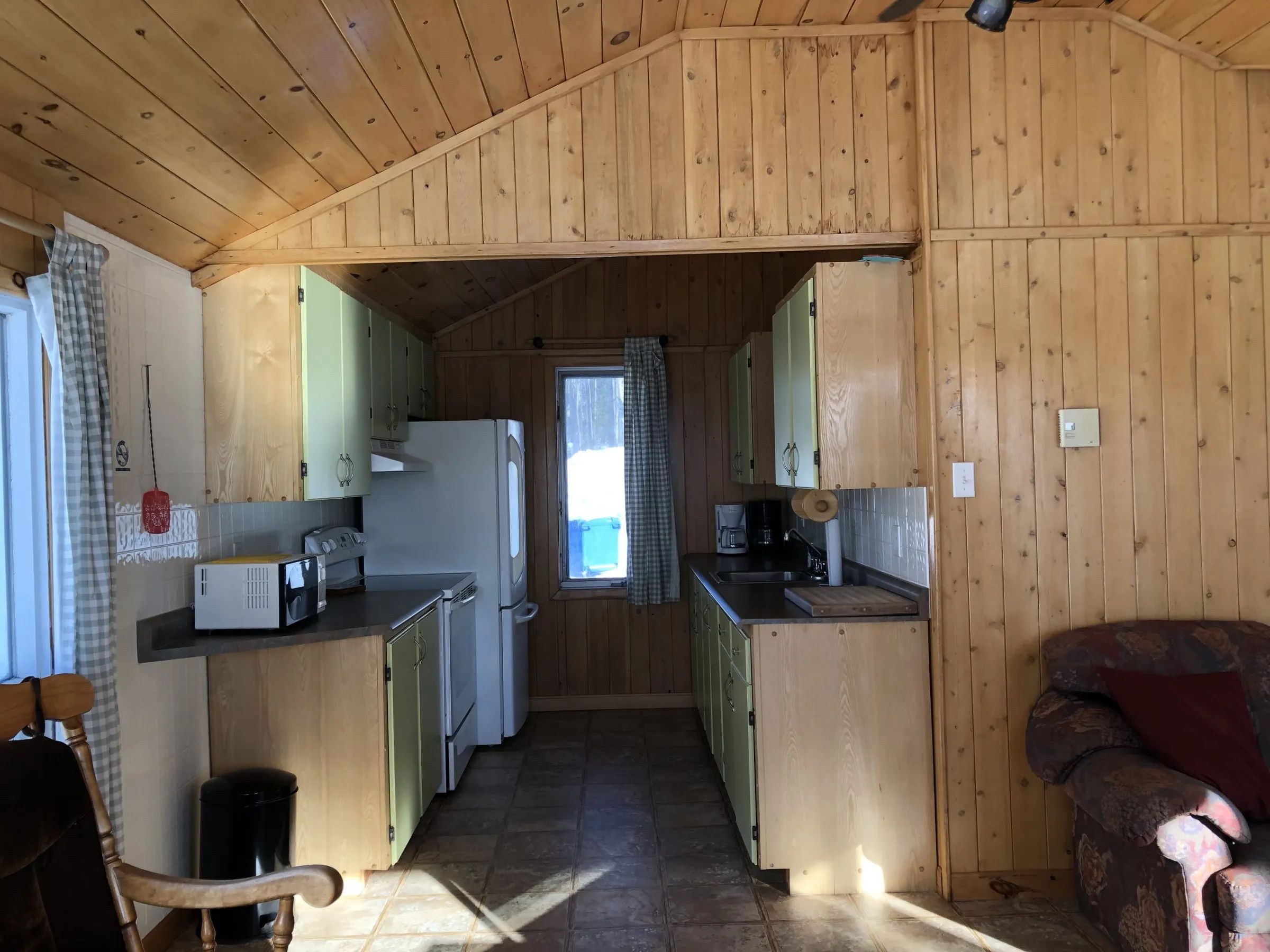 This fully equipped cabin kitchen features appliances and a functional workspace.