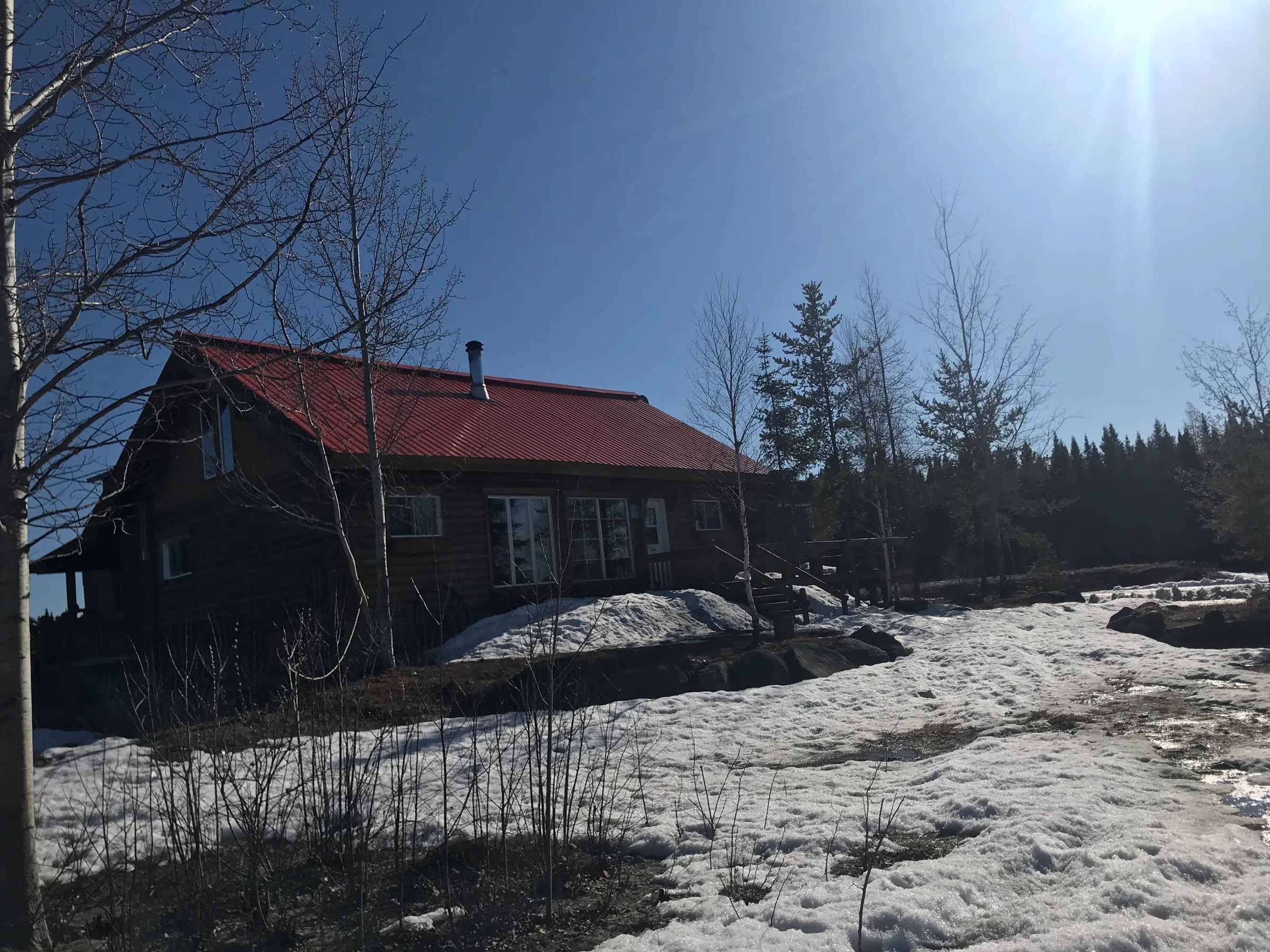 Vue extérieure de l'auberge Escapade durant la saison printanière.