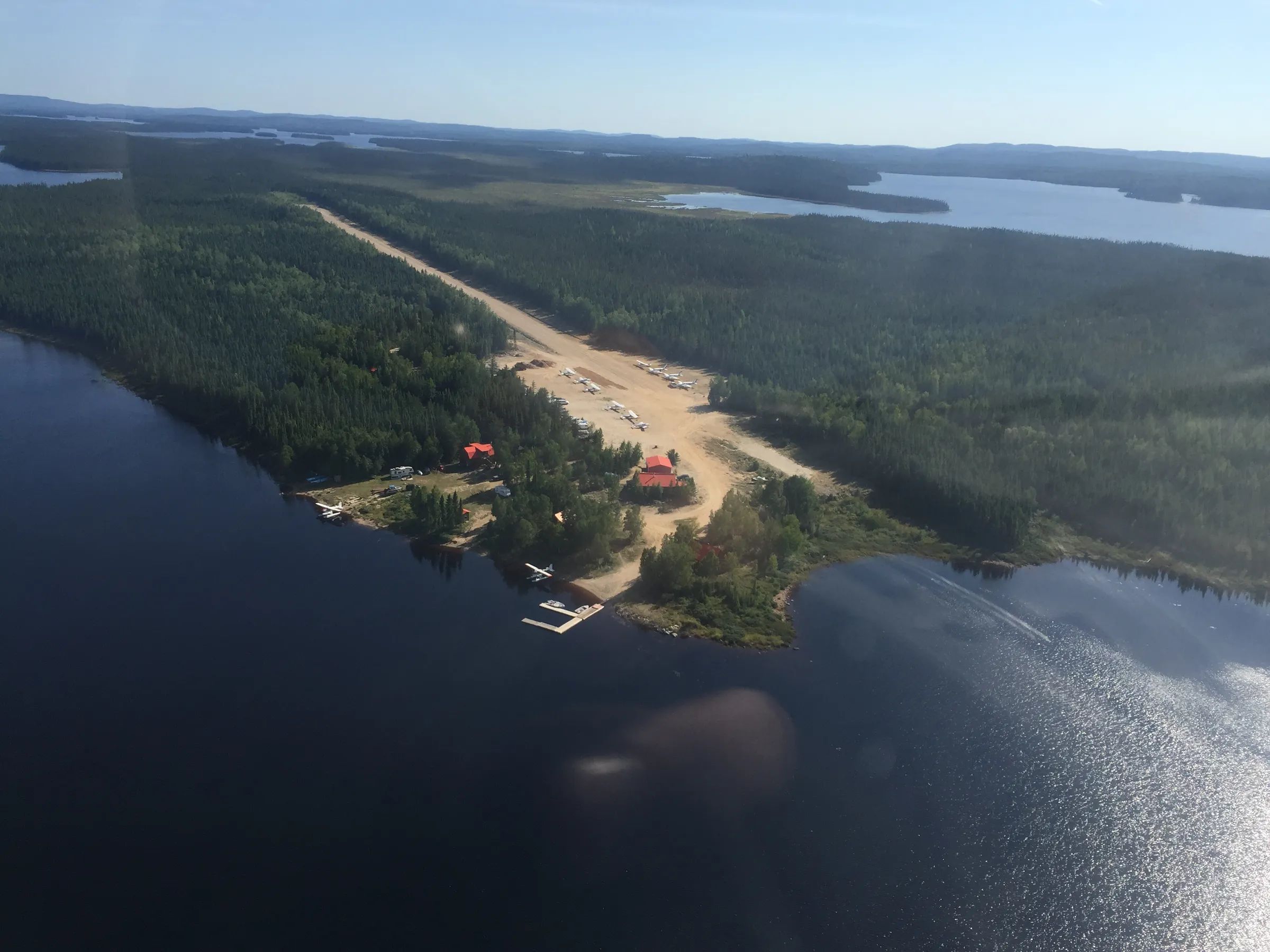 Vue aérienne de l'auberge et de ses installations situées près de la piste d'atterrissage.