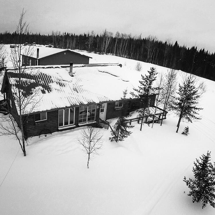 Vue aérienne de l'auberge recouverte de neige en hiver.