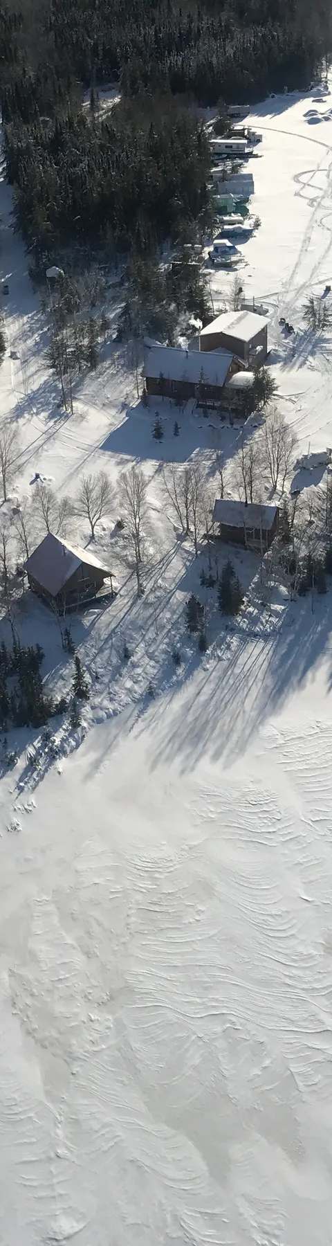 Pêcheur présentant une belle prise de doré sur le lac chez Pourvoirie Escapade, Mauricie, Québec