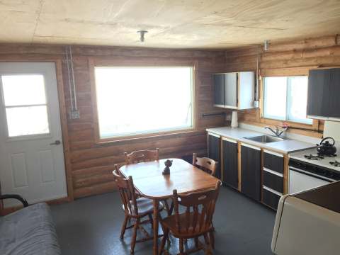 La cuisine et la salle à manger du chalet 4 disposent d'une table, de chaises et d'un évier fonctionnel.
