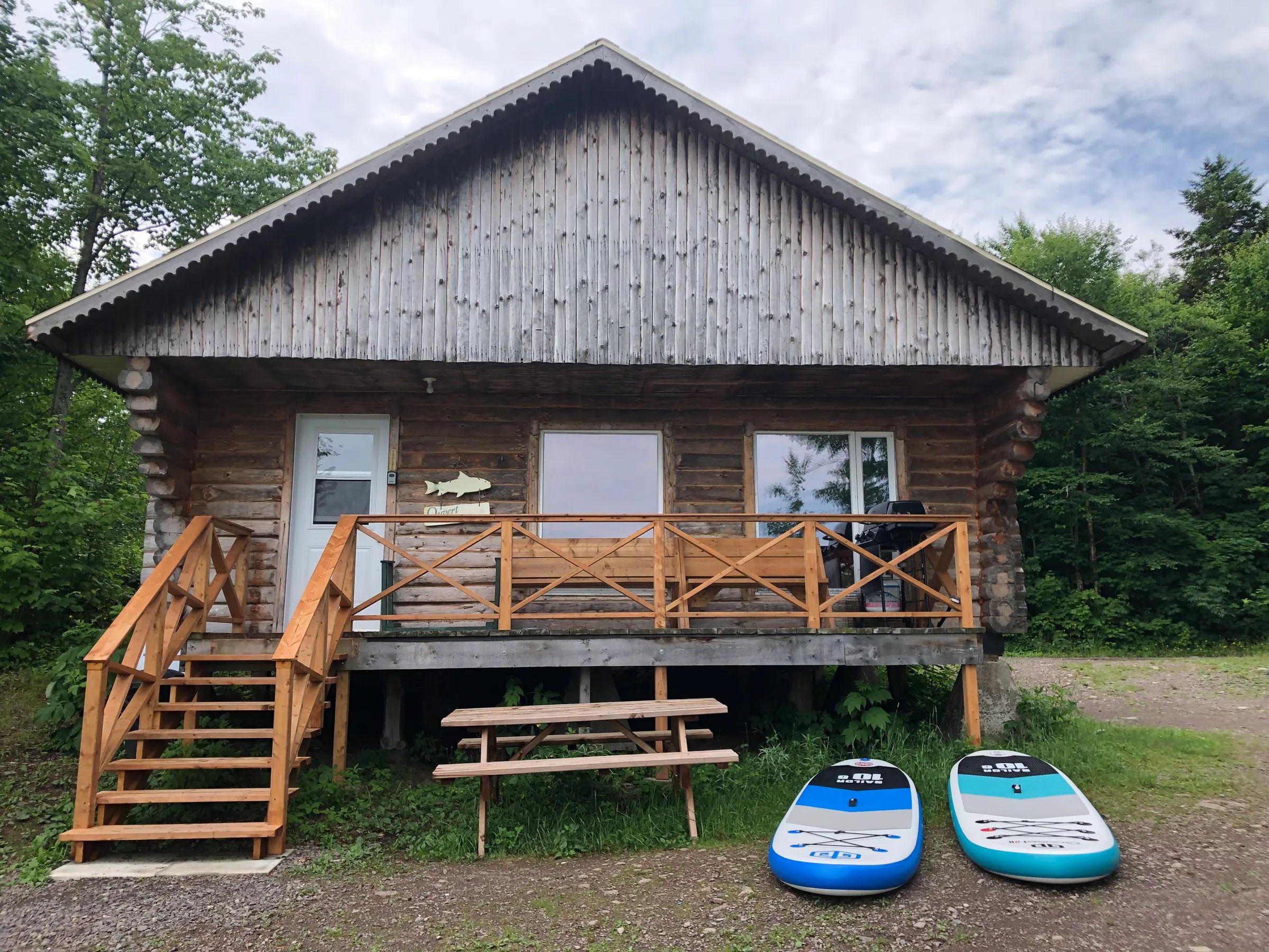 Vue extérieure du chalet 4 avec sa galerie et sa table de pique-nique.