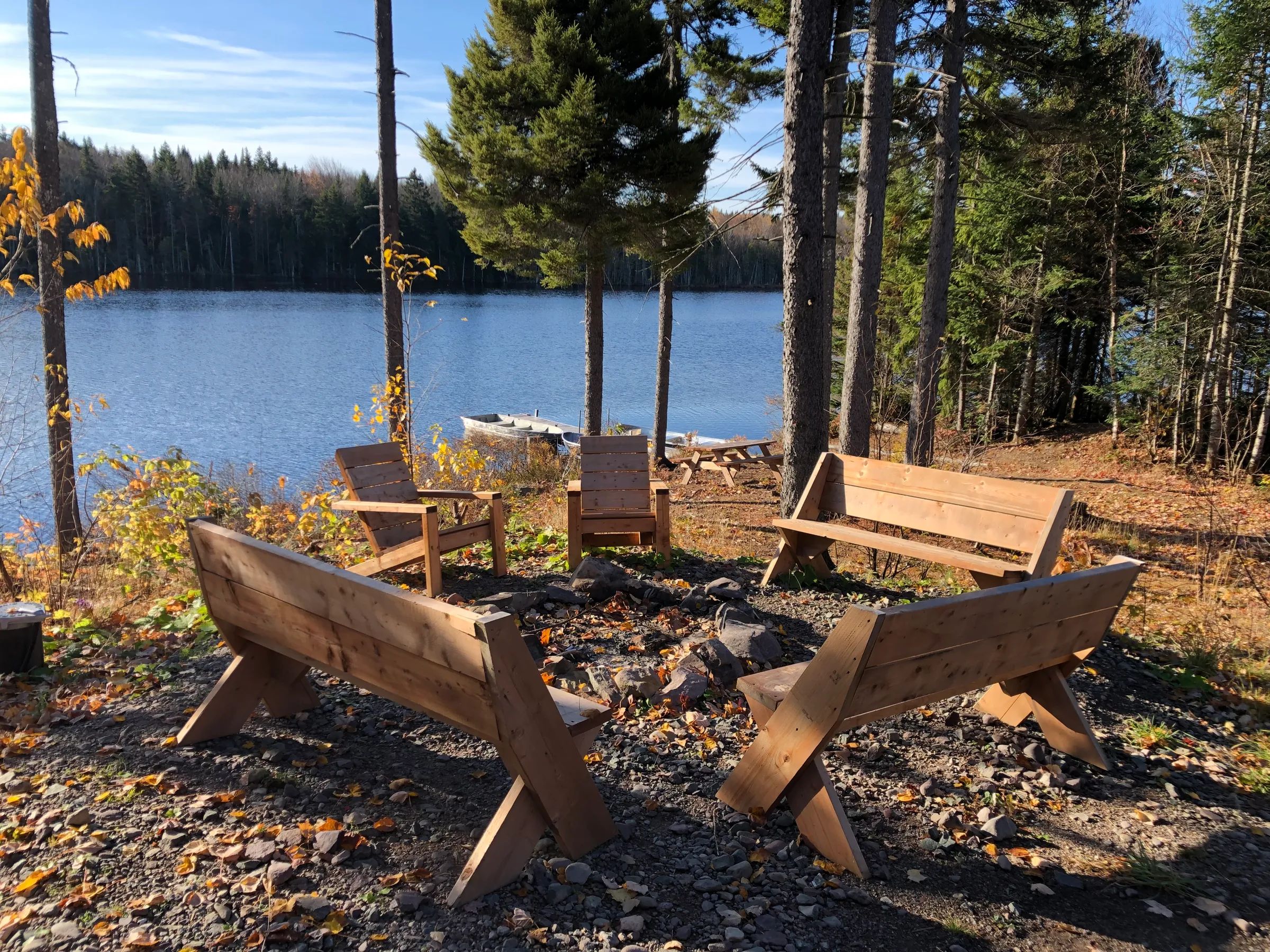Profitez de l'aire de feu extérieure avec vue sur le lac devant le chalet.