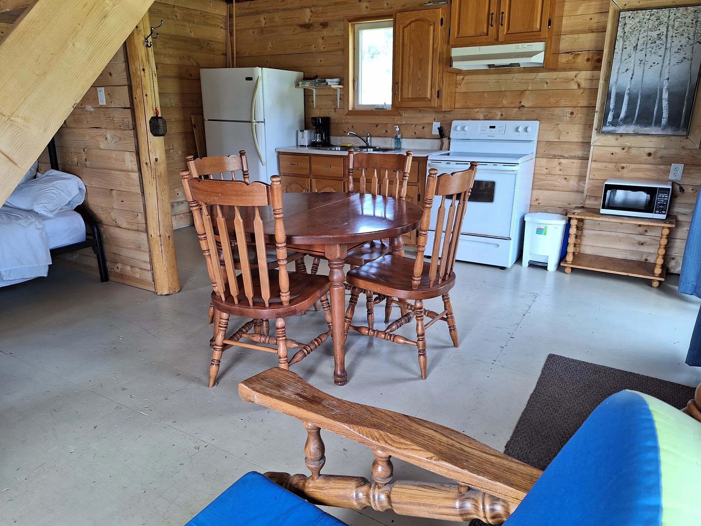 The equipped kitchen and open dining area of the Matalik cabin.