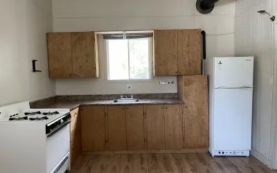The functional kitchen of the Alain cottage is equipped with a stove and a refrigerator.