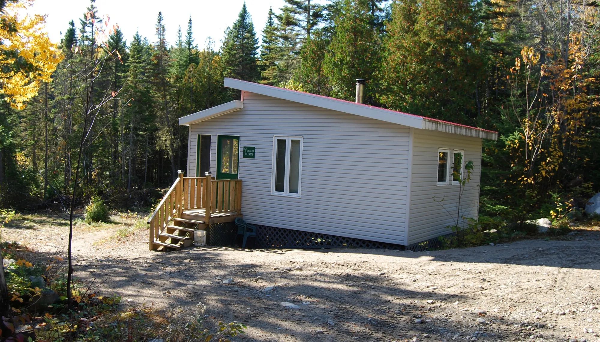Le chalet Éliane est situé en forêt et dispose d'une petite galerie à l'entrée.