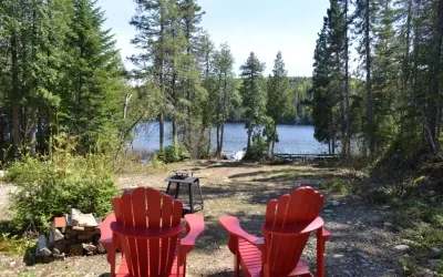 Vue sur le lac depuis l'espace extérieur privé du chalet Éliane.
