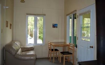 L'aire de séjour du chalet Éliane comprend un canapé confortable et un coin repas.