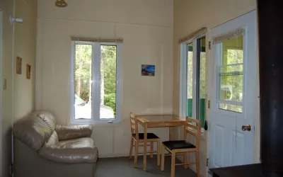 L'aire de séjour du chalet Éliane comprend un canapé confortable et un coin repas.