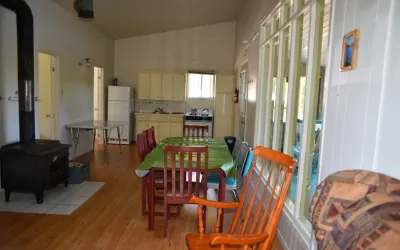 L'aire ouverte du Chalet Pierre comprend une cuisine fonctionnelle, une table à manger et un poêle.