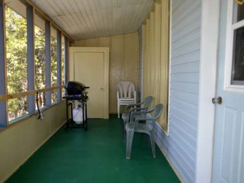 La galerie grillagée du chalet est équipée d'un barbecue et de chaises pour vos moments de détente.