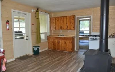 View of the functional kitchen with wood stove in the Thérèse cabin.