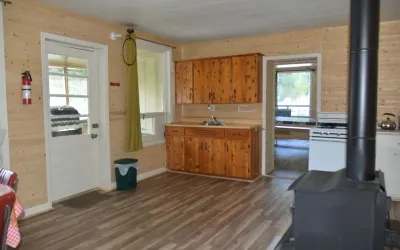 View of the functional kitchen with wood stove in the Thérèse cabin.