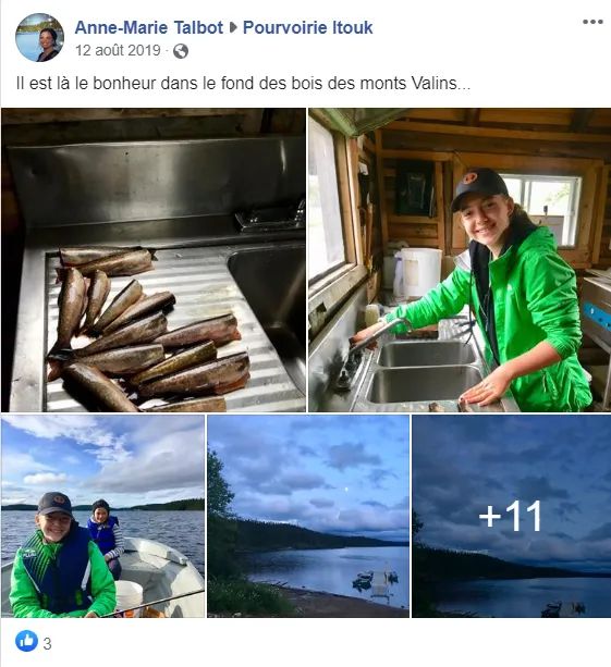 Une jeune cliente nettoie ses prises du jour dans la cuisine du chalet.