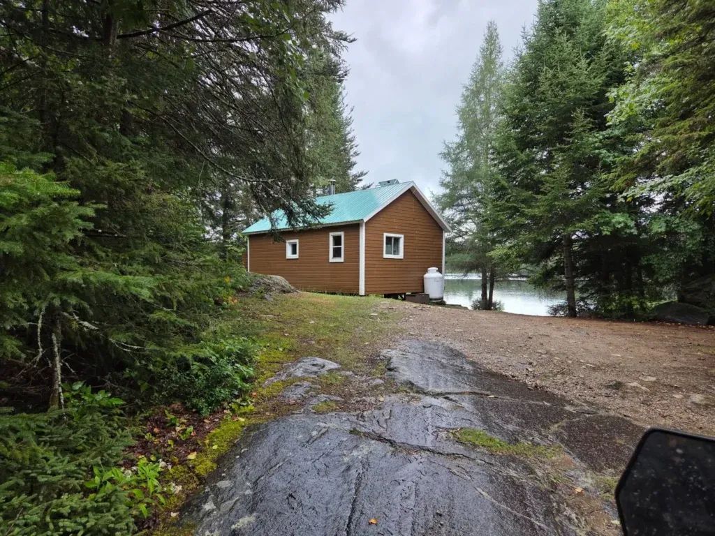 Le chalet 12 est situé en bordure de forêt près du lac.