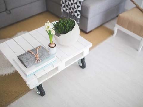 Le coin salon du chalet dispose d'une table basse en bois et d'un canapé confortable.