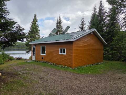 Le chalet 6 est situé en bordure de lac et est équipé de panneaux solaires.