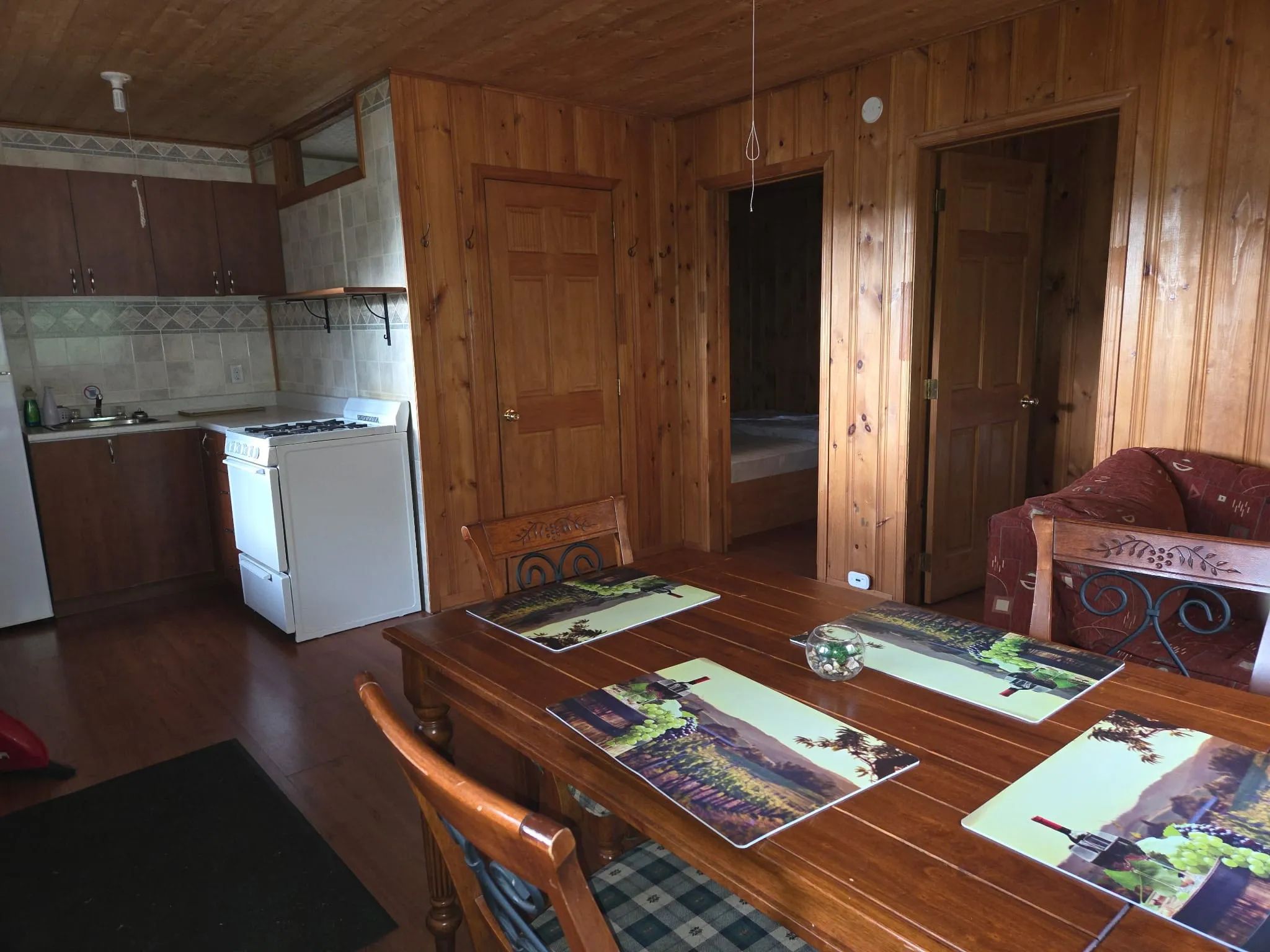 La cuisine et la salle à manger à aire ouverte du chalet 7.