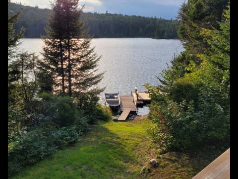 Vue sur le lac et le quai depuis la galerie du chalet.