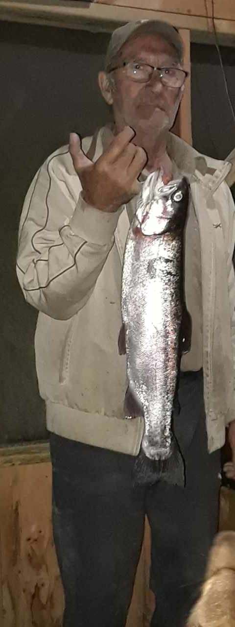 Pêcheur présentant sa prise chez Pourvoirie Jodoin, Laurentides, Québec