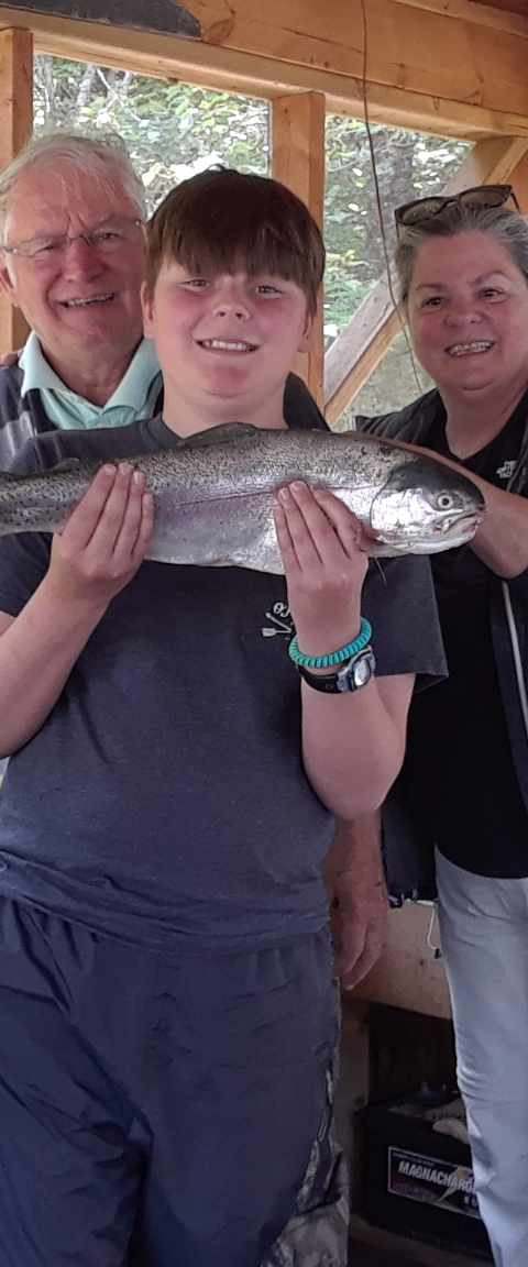 Belle prise de truite sur le territoire chez Pourvoirie Jodoin, Laurentides, Québec
