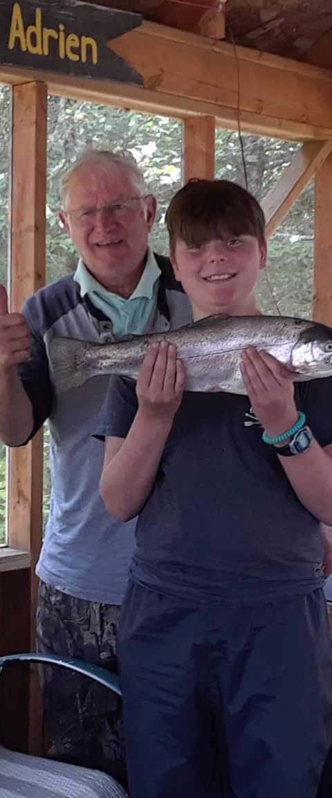 Pêcheur fier de sa prise chez Pourvoirie Jodoin, Laurentides, Québec