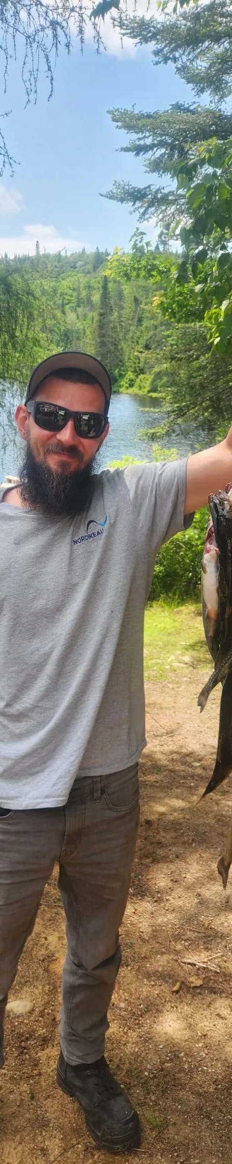 Pêche en embarcation sur le lac chez Pourvoirie Jodoin, Laurentides, Québec